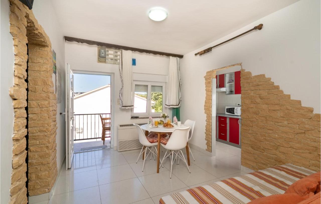 קרק Cozy Apartment In Krk With Kitchen מראה חיצוני תמונה